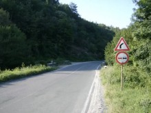Тежкотоварни автомобили катастрофираха, ограничиха движението през Ришкия проход