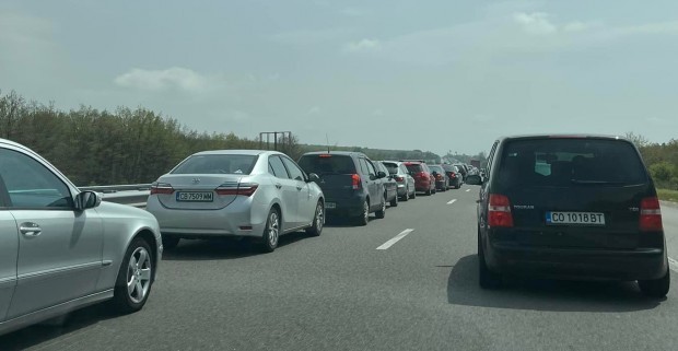 Отново интензивен трафик заради предстоящите почивни дни На магистрала Хемус