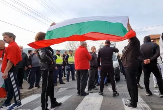 Стотици жители на Симитли блокираха днес пътя за Банско в знак