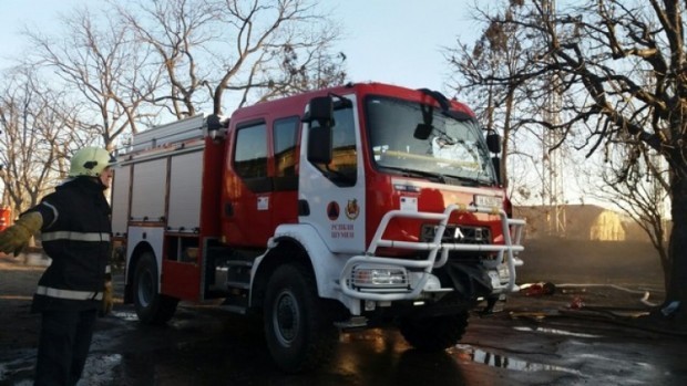 Пожар гори до сградата на Първа езикова гимназия във Варна