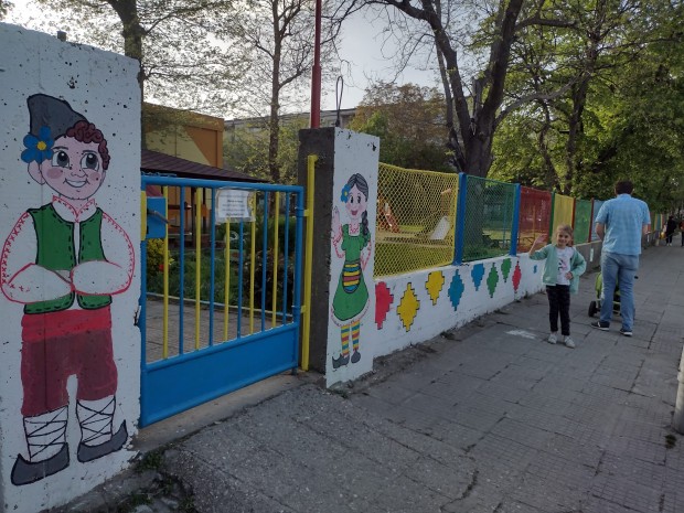 Оградата на ДГ Елица Пловдив живее нов живот и
