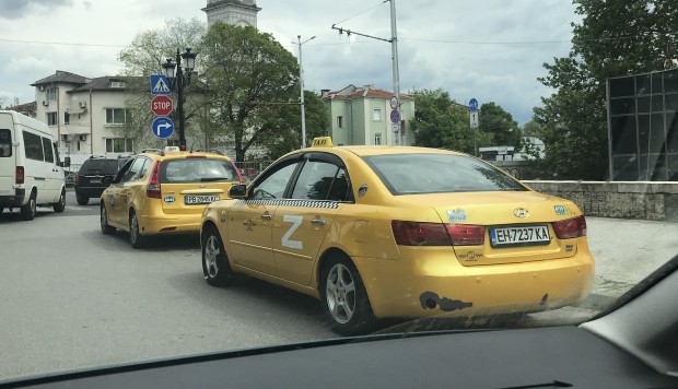 Такси със залепен знак Z обикаля из улиците на Пловдив.