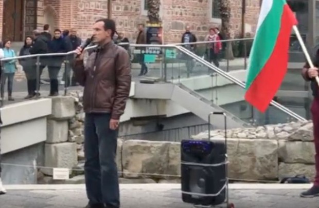 Възраждане обиди жестоко инакомислещите българи, като ги нарече социопати, предаде