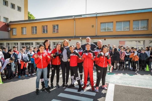 Кметът на София и олимпийската шампионка по бокс посетиха 54