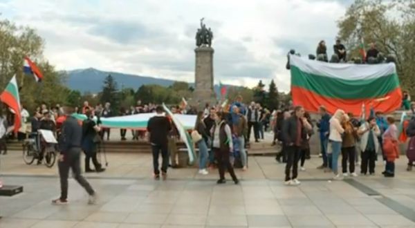 Сблъсъци край Паметника на Съветската армия в София До напрежението