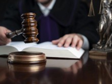 Решението да се платят само половината пари на пътните строители влиза в съда