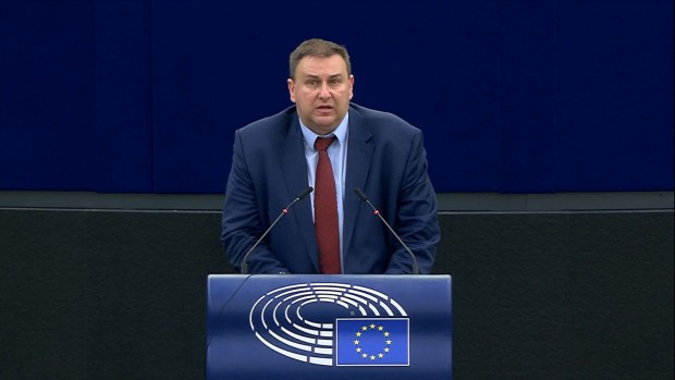 В отговор на злоупотребите с шпионския софтуер Пегас българският евродепутат