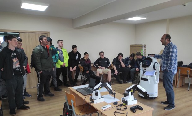 Десетки ученици прекрачиха прага на Университет Проф д р Асен Златаров  