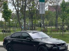 Автомобил се заби в паркирана кола
