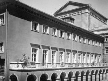 Първият професионален театър в България е създаден в Пловдив от двама французи