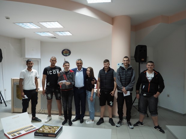 Община "Марица" зарадва с парична помощ абитуриенти сираци