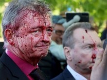 Руският посланик в Полша беше залят брутално с червена боя