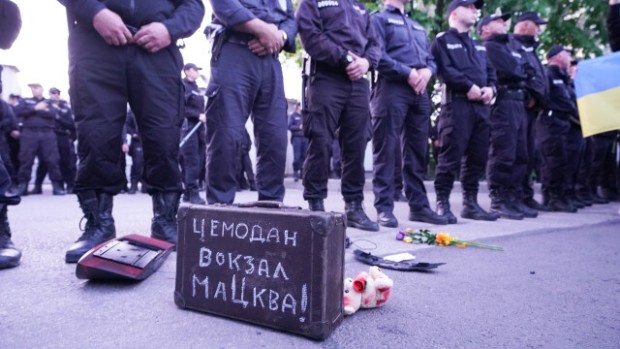 Протестиращи срещу войната в Украйна хвърляха червена боя срещу руското