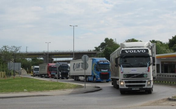 </TD
>Протест на превозвачите се състоя и в Русе. Камионите направиха