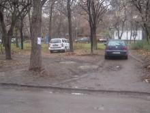 Парк "умира" под тежестта на паркирали автомобили