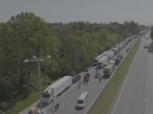 Вижте огромната колона от камиони, която бе блокирана, за да не влезе в столицата