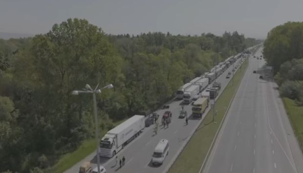 Огромна колона от камиони се изви на входа на София