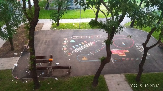 Бургазлийка се възмути на мизерията около детска площадка в бургаския