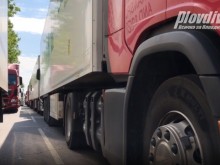 Километрична колона от тирове на пловдивски булевард