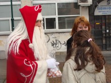Вълшебните бонбони на Дядо Коледа ще стигнат за всички деца