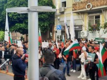 Хиляди скандираха "НАТО, вън!" и "Оставка!" на протеста на "Възраждане" във Варна