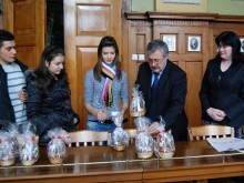 Заместник-кметове си купиха лакомства на търг