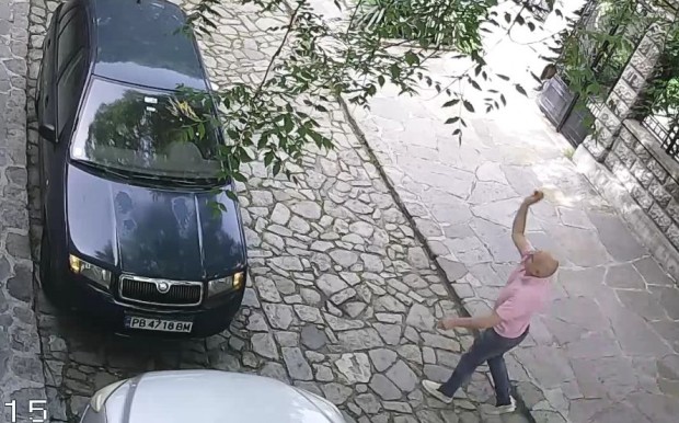 Известен пловдивски културен деец хвърля яйца по паркирани автомобили в