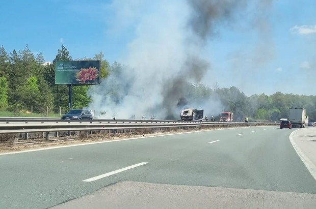 Камион се запали на магистрала Тракия. Това стана ясно от