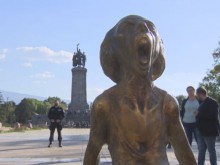 Поставиха скулптурата "Викът на украинската майка" срещу Паметника на съветската армия