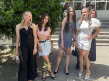 Вижте едни от първите абитуриенти в Пловдив за тази година