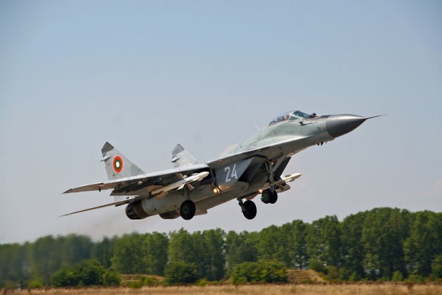 Български изтребители МиГ 29 са ексортирали вчера пътнически самолет за който