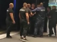 Грозни сцени с участието на охранители пред чалготека в Пловдив
