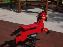 Строят нова детска площадка в "Северен", хората не вярват и протестират