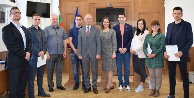 Четирима възпитаници от специалност Право на Варненския свободен университет Черноризец