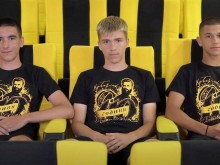 Гледайте: Трима 16-годишни таланти подписаха професионални договори с Ботев