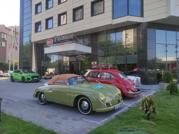 Пъстрите класически автомобили от  Klasik Otomobil Balkan Turu вече са в