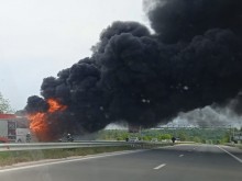 Автобус гори на пътя Варна - Бургас