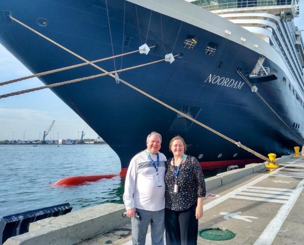 Семейна двойка живее по круизни кораби, защото това било по-евтино