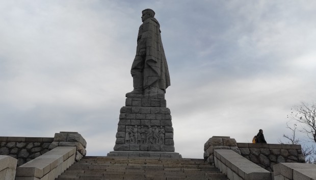 Махат паметника на Альоша ли? Министър попари всички, които желаят това