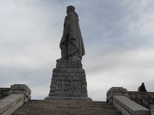 Махат паметника на Альоша ли? Министър попари всички, които желаят това
