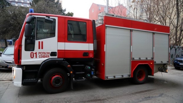 Новозагорски пожарникари спасиха три сгради след като собственик подпали имота