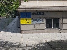 Националната библиотека осъмна с цветовете на Украйна и свастики