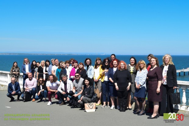 Директори и училищни лидери от 16 училища в Бургас завършиха