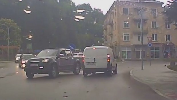 Джип мина през кръгово против всички законови правила
