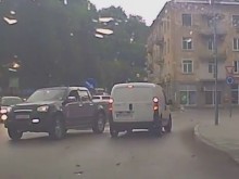 Джип мина през кръгово против всички законови правила