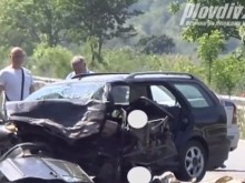 Ужасяващи кадри от мястото на тежката катастрофа на Пазарджишко шосе