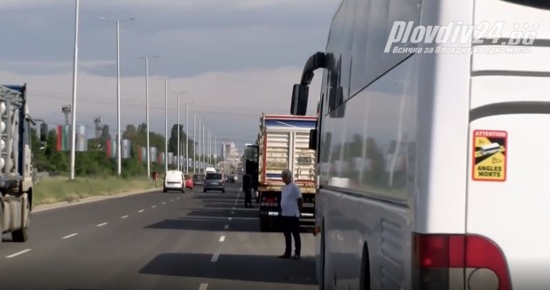 Десетки тежкотоварни автомобили се събраха на Асеновградско шосе в Пловдив