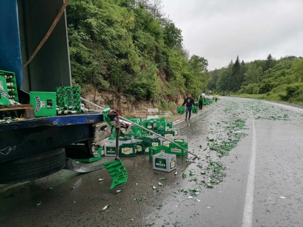 Катастрофа между два тежкотоварни камиона затвори отсечката между Волово и