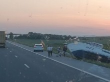 Появи се снимка на изхвърчалата от магистрала "Тракия" яхта