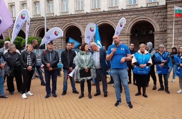 Протестиращите поздравиха премиера Кирил Петков с освирквания. Председателят на Федерацията на